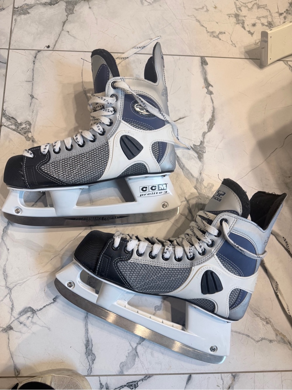 CCM Tacks 452 Hockey Ice Skates Size 8 E/B Prolite 3 Integrated Wedge Vintage